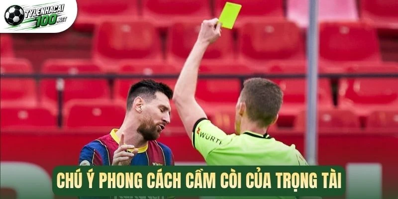 Chú ý phong cách cầm còi của trọng tài